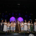 Dzieci śpiewają piosenkę finałową