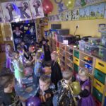 Dzieci tanczą przy muzyce