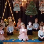 Dzieci tańczą że światełkami