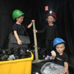 Dzieci-udaja-ze-wydowywaja-mineraly