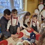 Dzieci wykonują piernicznki z rodzicami