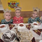 Dzieci z grupy Żuczki przy wigilijnym stole