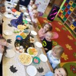 Dzieci z oddziału Żuczki przy andrzejkowym stole