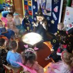 Dzieci z oddziału Żuczki wypowiadają magiczne zaklęcie