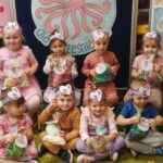 Dzieci-z-osmiorniczkami-w-dloniach