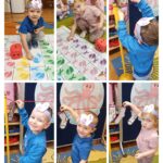 Dzieci-zawieszaja-skarpetki-na-sznurku