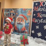 Dziecko recytuje wiersz o Mikołaju