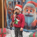 Dziecko recytuje wiersz o Mikołaju