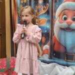 Dziecko recytuje wiersz o Mikołaju