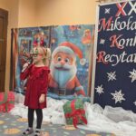 Dziecko recytuje wiersz o Mikołaju