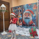 Dziecko recytuje wiersz o Mikołaju