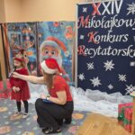 Dziecko recytuje wiersz o Mikołaju