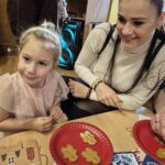 Dziewczynka dekoruje piernicznki