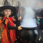 Dziewczynka przebrana za czarodziejkę miesza eliksir