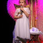 Dziewczynka recytuje wiersz