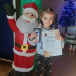 Dziewczynka z dyplomem za udział w konkursie