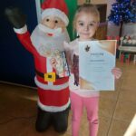 Dziewczynka z dyplomem za udział w konkursie