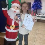 Dziewczynka z dyplomem za udział w konkursie