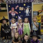 Dziewczynki prezentują stroje andrzejkowe