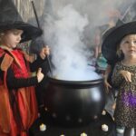 Dziewczynki stoją przy garncu