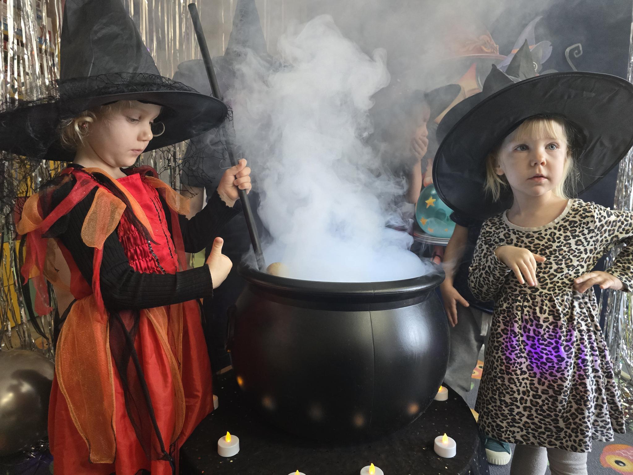 Dziewczynki stoją przy garncu