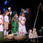 goscie przemawiają na scenie