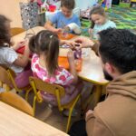 dzieci ozdabiają lampiony