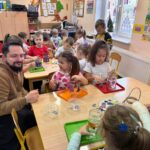 dzieci ozdabiają lampiony