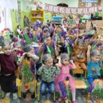 dzieci z prezentami od górników