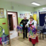 dzieci oglądają sprzęt górniczy