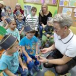 dzieci oglądają sprzęt górniczy