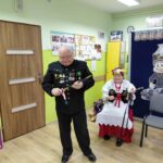 dzieci oglądają sprzęt górniczy