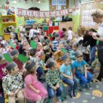 dzieci oglądają sprzęt górniczy