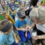 dzieci oglądają sprzęt górniczy