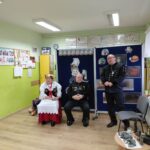 dzieci słuchają o pracy górników