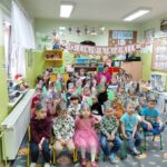 dzieci słuchają o pracy górników