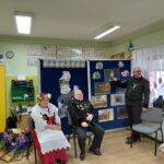 dzieci słuchają o pracy górników