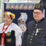 dzieci słuchają o pracy górników