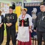 dzieci słuchają o pracy górników