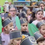 dzieci śpiewają piosenkę