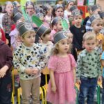 dzieci śpiewają piosenkę