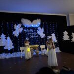 dzieci recytują wiersze