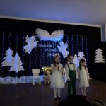 dzieci recytują wiersze