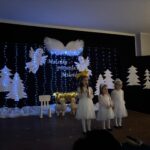 dzieci recytują wiersze