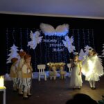 dzieci recytują wiersze