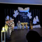 dzieci recytują wiersze