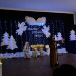 dzieci recytują wiersze