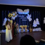 dzieci recytują wiersze