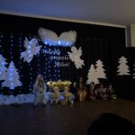 dzieci recytują wiersze