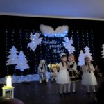 dzieci recytują wiersze